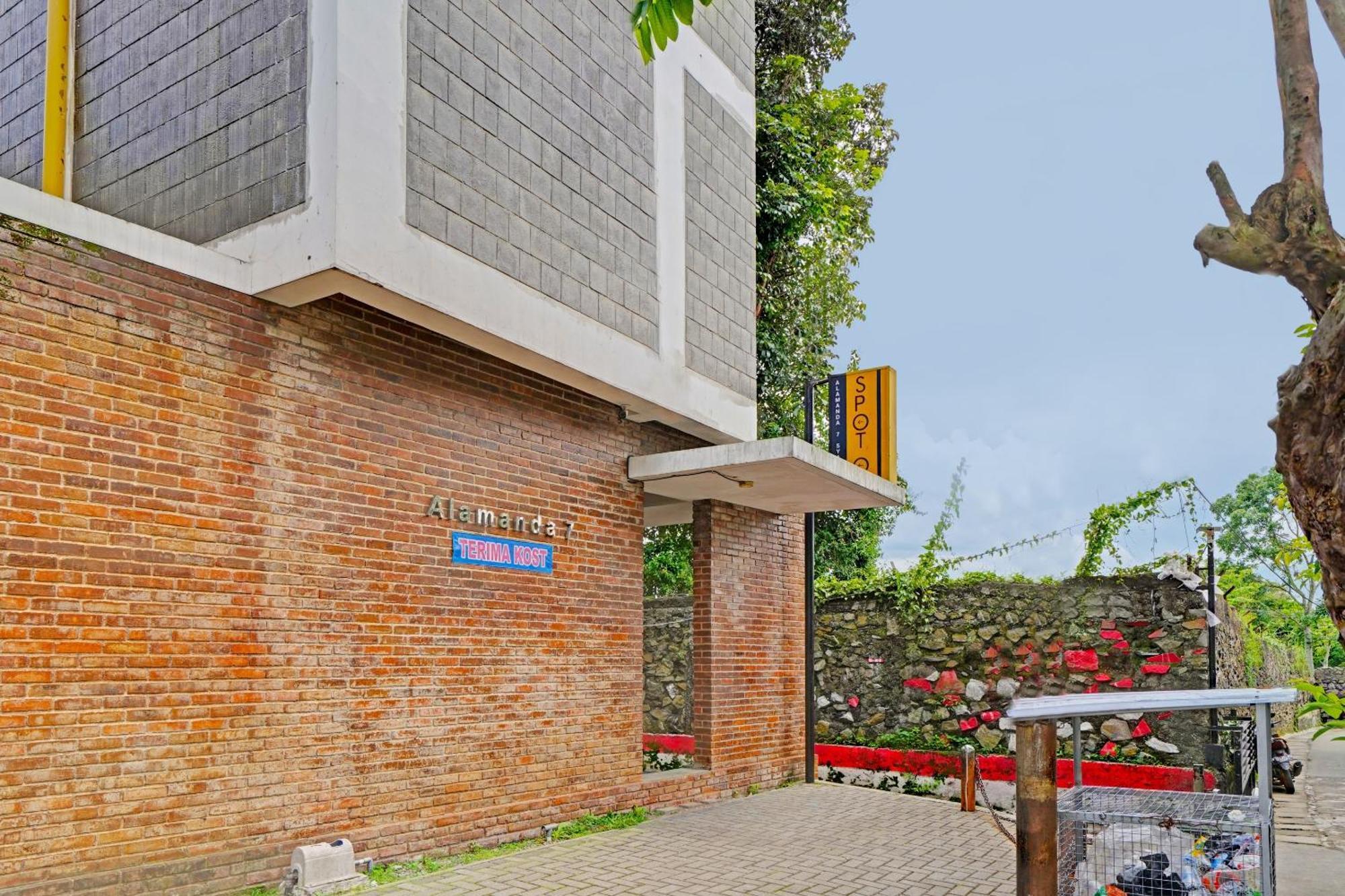 Super Oyo 2190 Alamanda 7 Syariah Bandung Exterior foto